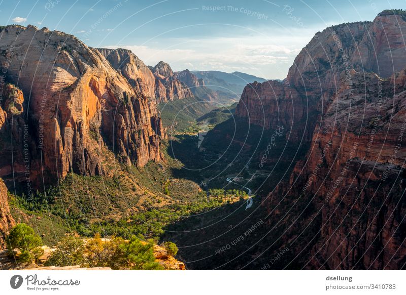 Dramatisches Tal mit starken Felsen in Abenddämmerung Zion National Park Angels Landing USA Berge u. Gebirge Natur Schlucht Außenaufnahme Farbfoto Menschenleer