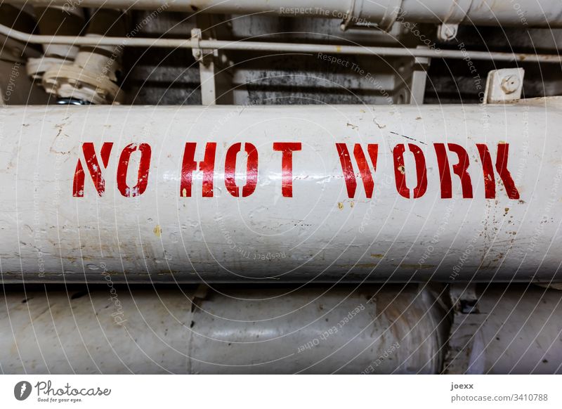 NO HOT  WORK No Hot Work Buchstaben Corona Beschriftung Stillstand Rohrleitung weiß Rot technisch Schriftzeichen Typographie Schilder & Markierungen