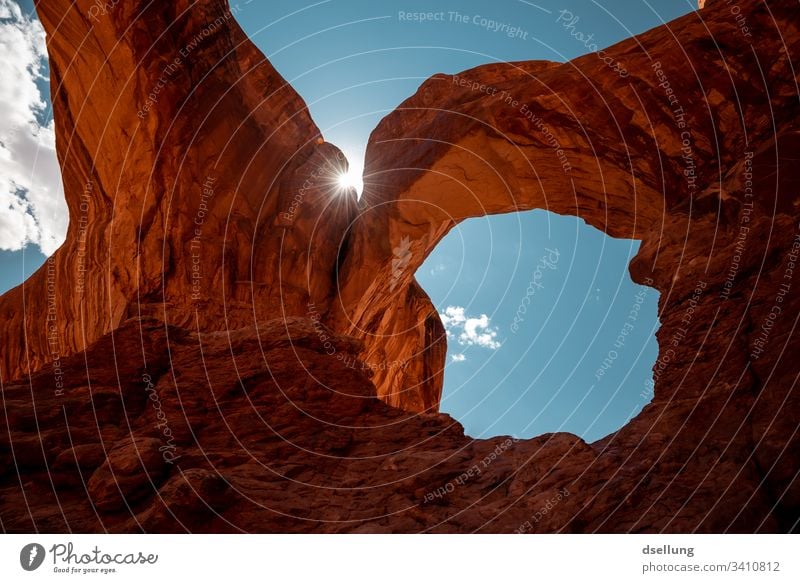 orangen farbige Bögen mit Sonneneinfall und blauem Himmel im Hintergrund Abenteuer Schatten Licht Sonnenlicht Sommer Ferien & Urlaub & Reisen Wüste Amerika