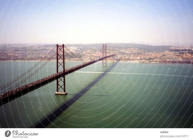 Bridge over troubled water Lissabon Brücke