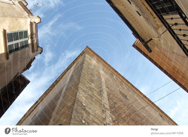 Fassaden und Häuserwände aus der Froschperspektive mit blauem Himmel und wenigen Wolken Gebäude Wände Fenster Architektur Haus Stadt menschenleer Bauwerk Mauer