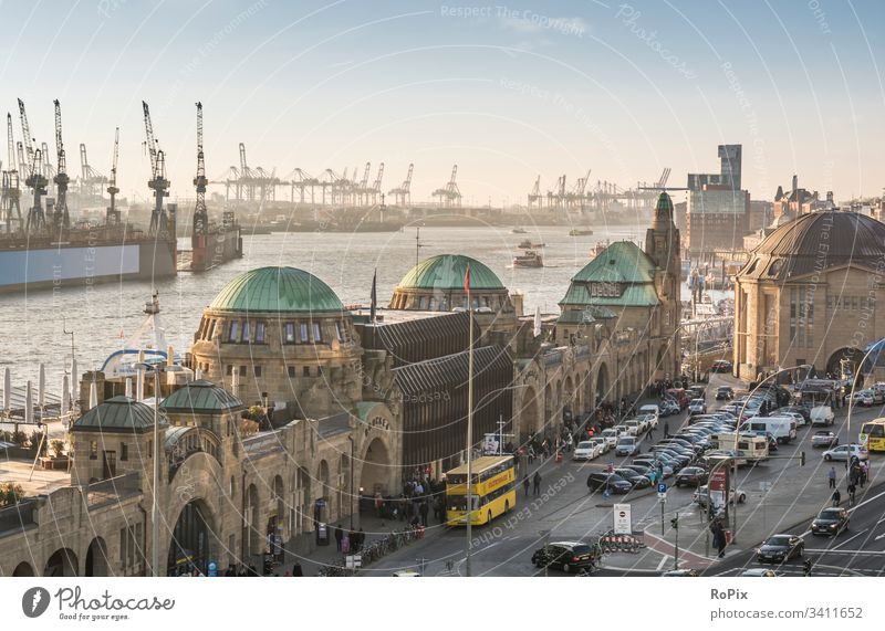 Blick auf den Hamburger Hafen. Hafenbecken Hafenstadt Schiff maritim Technik Architektur Wasser Stimmung Elbe Landungsbrücken Gebäude Fluss Licht urban