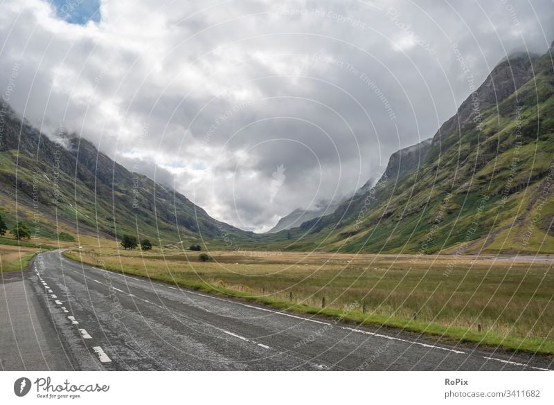 Glencoe in den schottischen highlands. scotland Landschaft Tal Schottland Schafweide England landscape Brücke Natursteinmauer Naturschutzgebiet