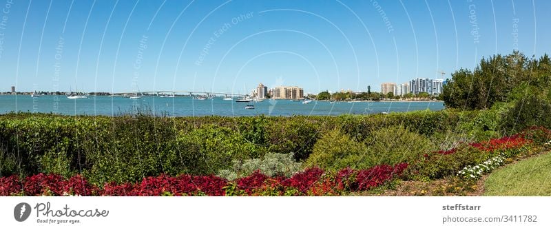 Sarasota Bay mit der John Ringling Causeway-Brücke im Hintergrund Bank Ansicht Sarasota-Bucht Boot Segelboot Boote Sitz Stuhl ruhen Blick auf das Wasser Florida