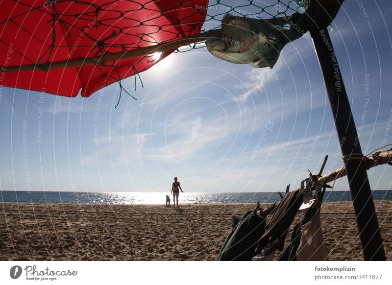 Frau im Gegenlicht am Strand Strandspaziergang Strandleben Sandstrand Robinson Crusoe Ferien & Urlaub & Reisen Ferne Sommerurlaub Meer Erholung Freiheit