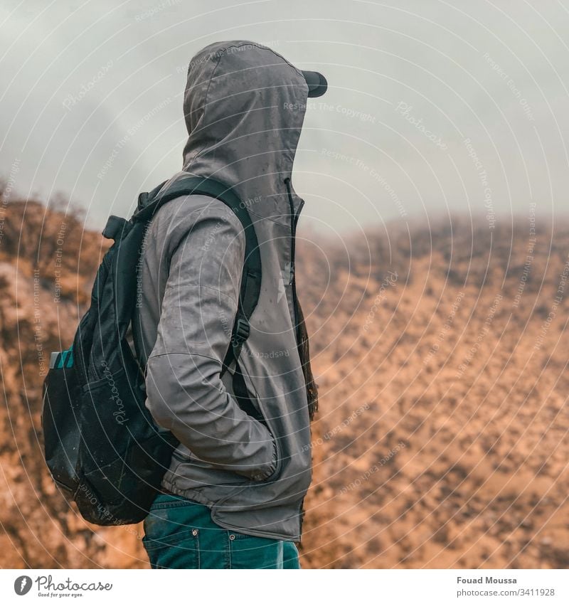 Ein Junge auf einem Hügel mit Nebelblick Sonnenlicht Licht Tag Textfreiraum oben Textfreiraum rechts Außenaufnahme Gedeckte Farben stehen Blick Farbfoto Erfolg