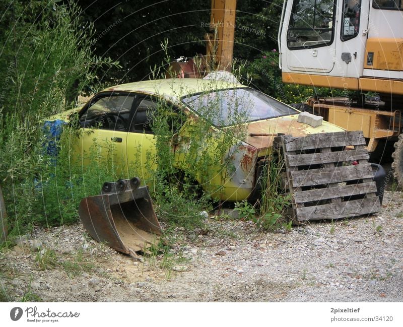 Old Car gelb schäbig Baustelle Verkehr Rost Rostlaube PKW alt verwildert Schiffswrack