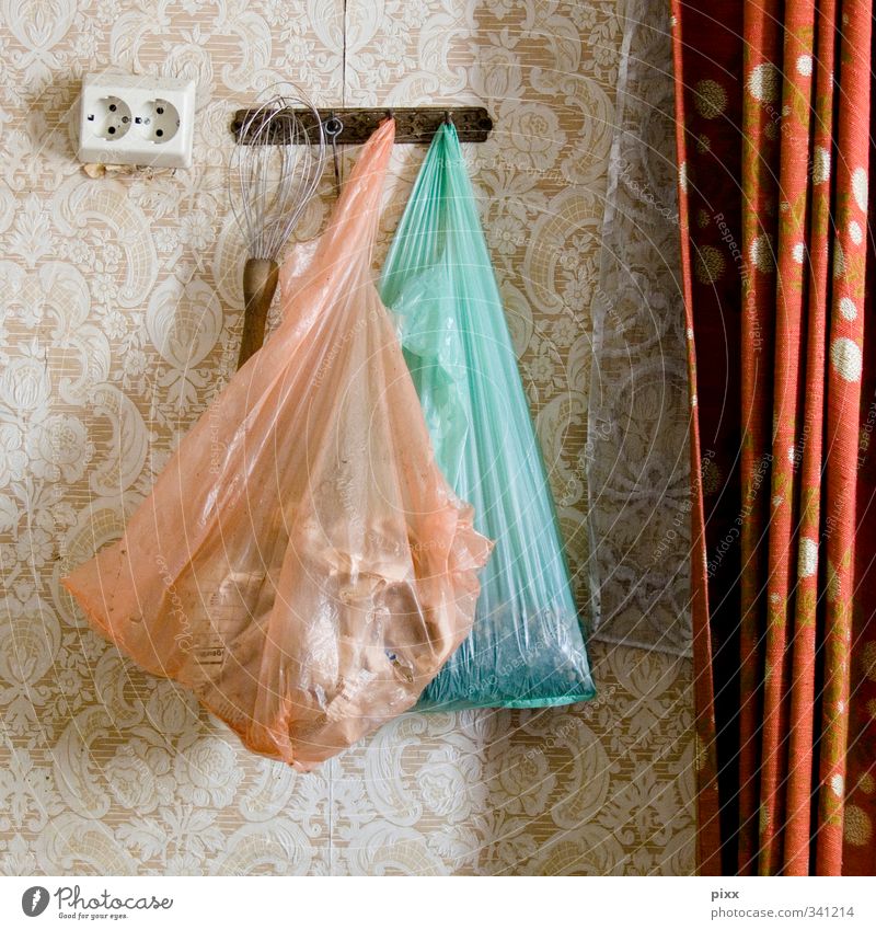 Haus der Architektinnen ... Tüte Tasche hängen warten alt ästhetisch rosa türkis Pause Haken Steckdose Rührbesen Küche Gardine Vorhang Tapete Muster floral 2