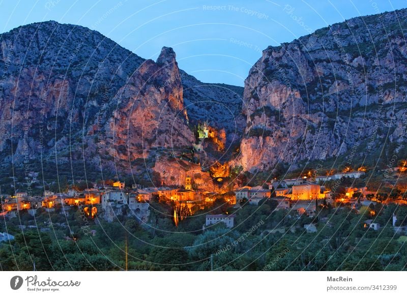 Moustiers St. Marie, Südfrankreich moustiers st. marie bergdorf Provence-Alpes-Côte d'Azur beleuchtet licht Frankreich südfrankreich Berge bergmassiv Urlaub