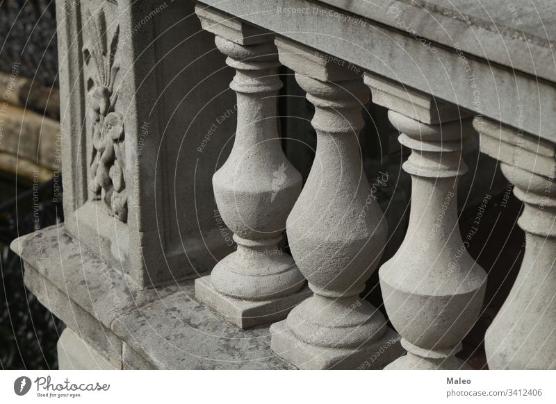 Balustrade aus von der Sonne beleuchteten Steinsäulen antik architektonisch Architektur Hintergrund Baluster klassisch Klassik Spalte Konstruktion