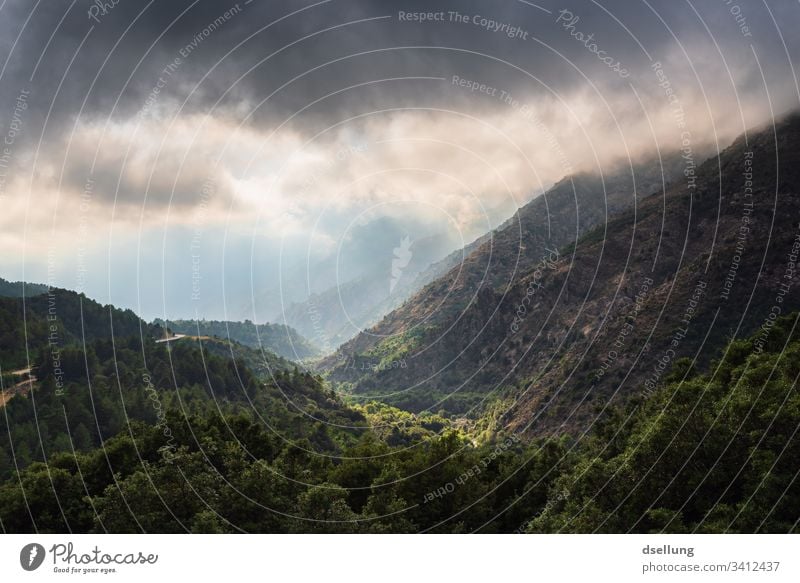 Aussicht auf mehrere Ebenen von Bergen mit Sonnenstrahlen bei bewölktem Himmel Schönes Wetter Expedition Klimawandel Umwelt blau Panorama (Aussicht) Licht