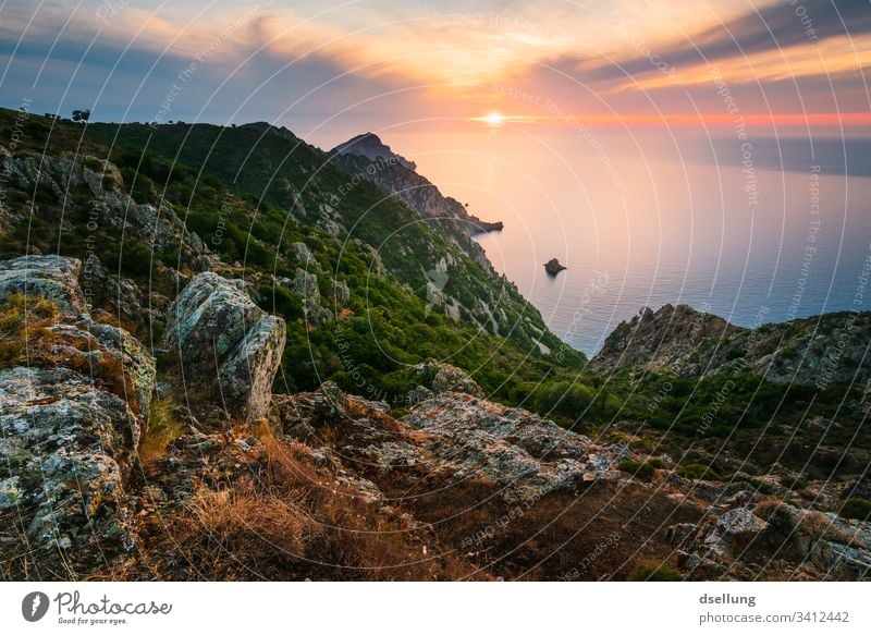 Sonnenuntergang aus der Höhe, Steine im Vordergrund farbenfroh natürlich Sonnenlicht Außenaufnahme Landschaft Sonnenaufgang schön Farbe Natur Licht grün blau