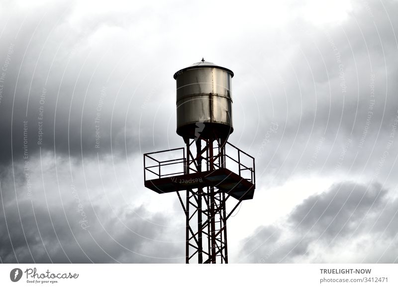 Vintage Wassertank auf hohem rostigen Eisengerüst vor grauen Wolken vintage Wasserturm Filmstadt Westernstadt Wüste Tank Vorrat Filmkulisse Filmpark Babelsberg