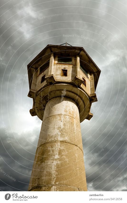 Wachturm again architektur berlin berliner mauer bewachung froschperspektive gefängnis grenze grenzturm himmel kalter krieg mitte museum wachturm wolke