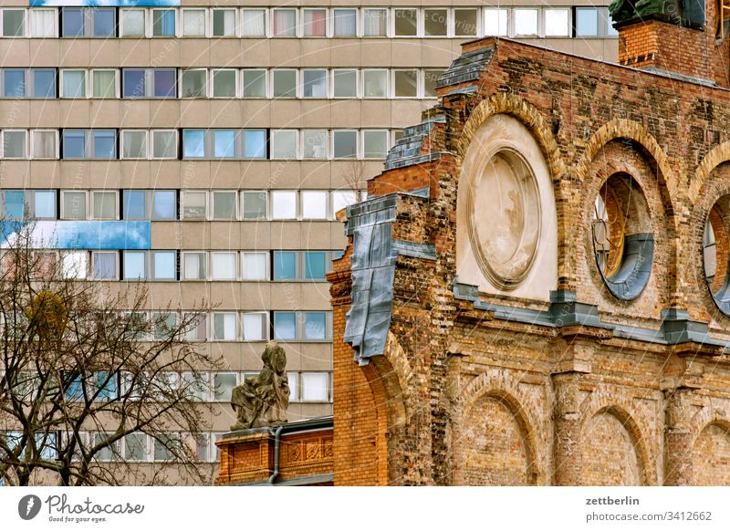 Askanischer Platz mit Ruine des Anhalter Bahnhofs altbau anhalter bahnhof denkmal fassade fenster klassizismus kontrast krieg kriegsruine mahnmal mahnung