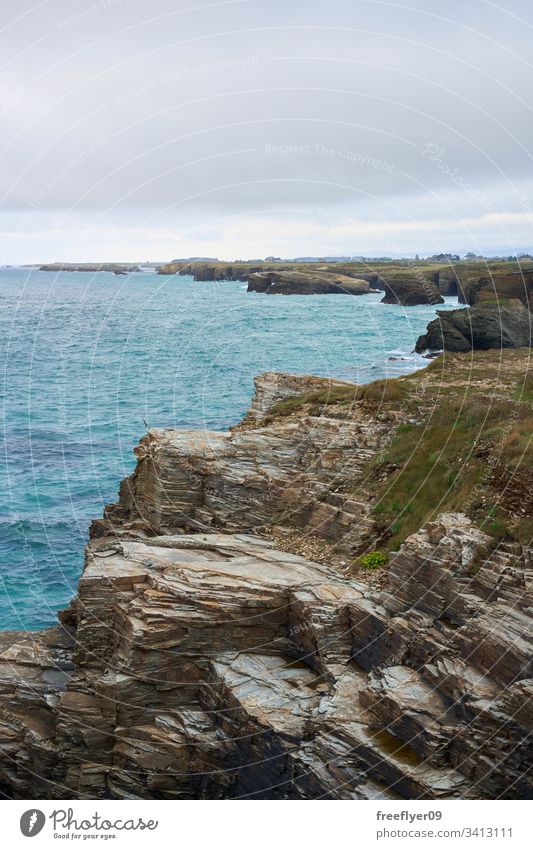 Blick aus der Ferne auf den Strand der Kathedrale in Ribadeo, Spanien Tourismus Galicia Landschaft Meereslandschaft Kathedralen Sand Steine Felsen Urlaub Kap