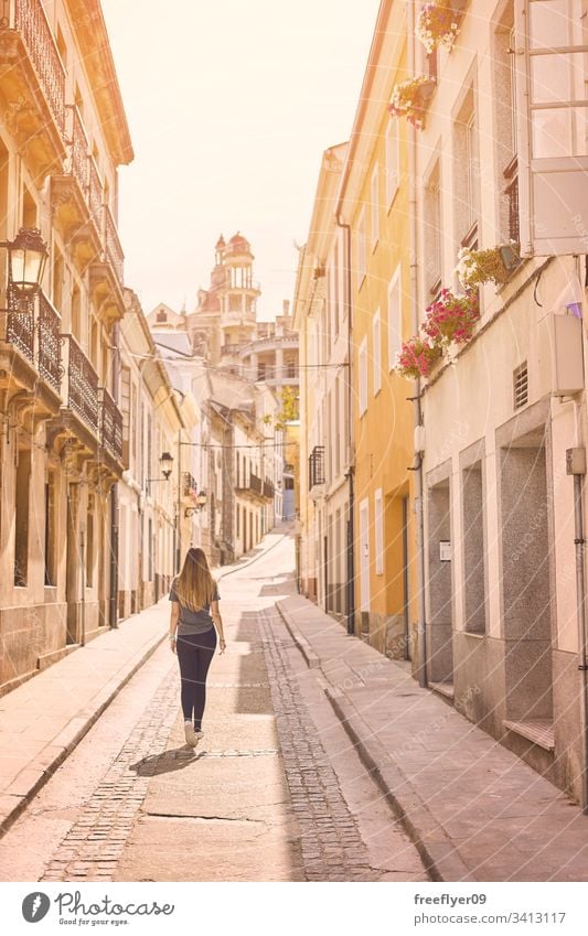 Junge Frau geht durch die Straßen Nordspaniens Ribadeo Galicia Tourismus wandern laufen eine Kultur Form Touristik Detailaufnahme reisen Ort urban Modernismus