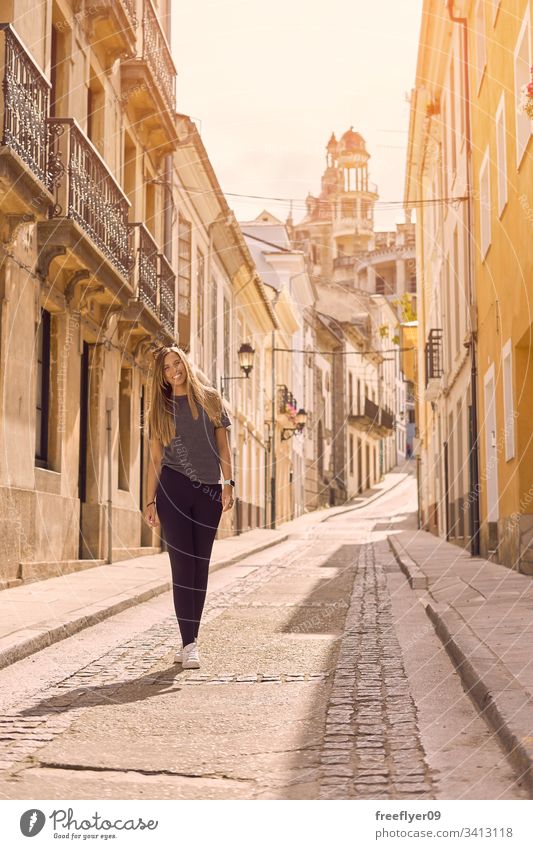 Junge Frau geht durch die Straßen Nordspaniens Ribadeo Galicia Tourismus wandern laufen eine Kultur Form Touristik Detailaufnahme reisen Ort urban Modernismus