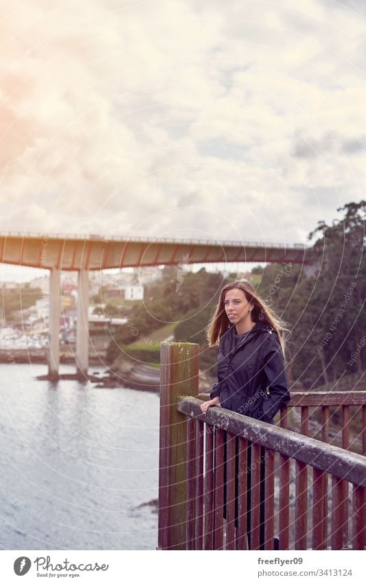 Junge Frau, die von einem Aussichtspunkt aus das Meer betrachtet reisen Brücke Architektur Wasser Touristik Meerblick urban blau Spanien Landschaft hölzern