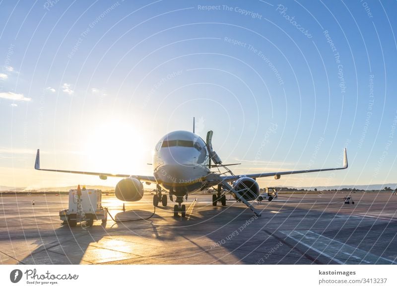 Passagierflugzeug auf der Startbahn des Flughafens bei Sonnenuntergang. Ebene Transport Air Flugzeug reisen Verkehr Business Düsenflugzeug Himmel Rollfeld