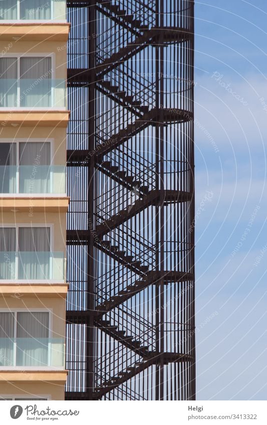 Fassade eines Hochhauses mit Fenstern und Außentreppe aus Metall Gebäude Bauwerk Haus Treppe Architektur Außenaufnahme Menschenleer Wand Balkon Muster