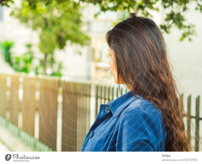 Junge Frau im Freien mit dem Rücken zugewandt Mädchen authentisch Frühling urban Großstadt jung Lifestyle Tag schön Sommer Mode attraktiv Porträt Model fallen