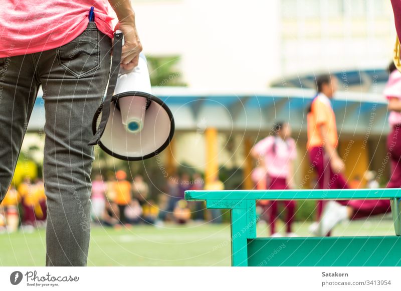 BANGKOK, THAILAND - 15. Januar 2019 Bei der jährlichen Sportveranstaltung der Schule spielen Grundschülerinnen mit ihrem Trainer im Stuhl Ballsport jung