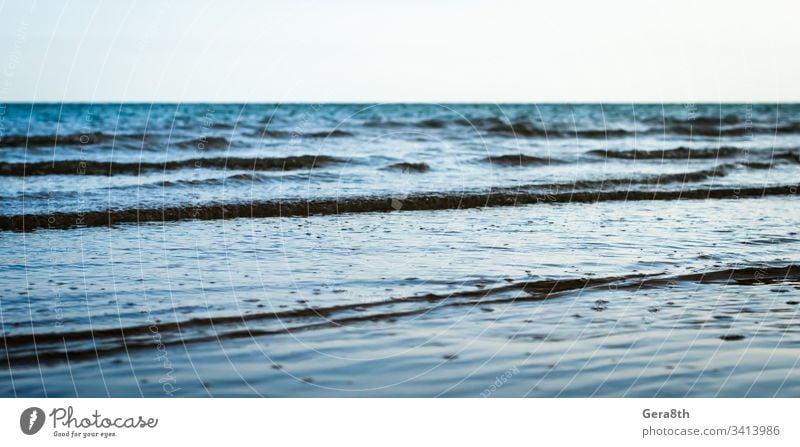 kleine Wellen an der Meeresoberflächev blau Blaues Meer Blauwasser Horizont Natur MEER Meereswellen Brandung Wasser winken