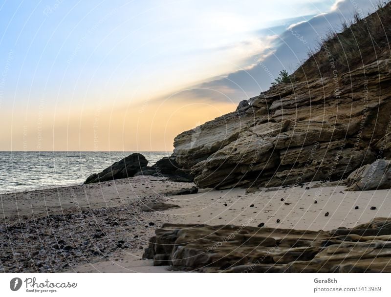 felsige Meeresküste gegen den Abendhimmel Strand Wolken Horizont Natur Steine Felsenküste Sand MEER Meereslandschaft Saison Ufer Himmel Sommer Sonnenstrahlen