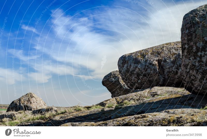 große Steine vor blauem Himmel und weißen Wolken Blauer Himmel übersichtlich Tag grau Berglandschaft Berge Natur Sommer sonnig reisen weiße Wolken