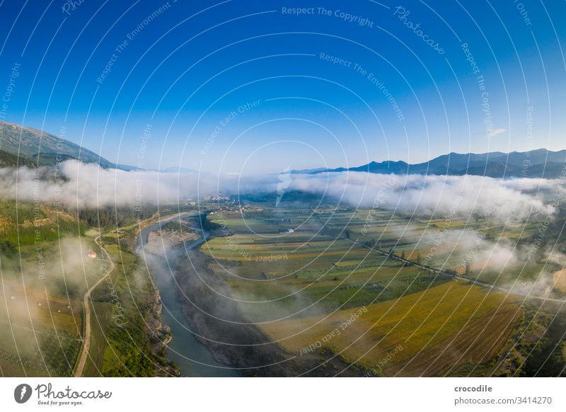 Albanien Vjosa Tal albanien wildfluss Wildnis Berge u. Gebirge ruhig friedlich Natur roadtrip Drohnenansicht Felder landwirdschaft Häuser bauern Landschaft