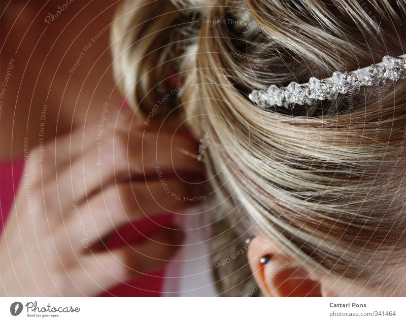 gleich ist es soweit... Haare & Frisuren Accessoire Schmuck Piercing Haarreif Diadem blond berühren glänzend ästhetisch dünn feminin Liebe Hand Hochzeit