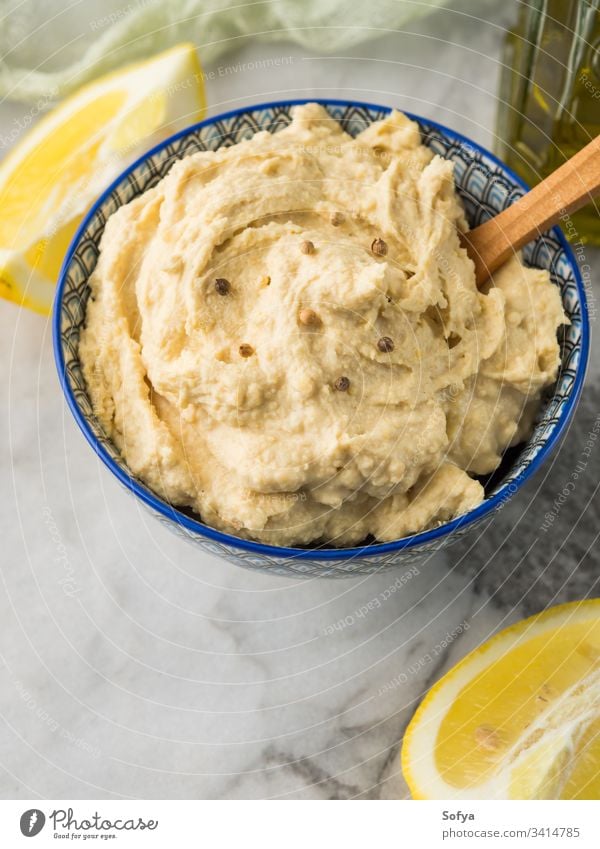 Kichererbsenpüree Hummus-Dip in Schüssel gestampft Tahini Orientalisch Veganer Vegetarier Gesundheit Erdöl Zitrone Knoblauch Cumin Mischung Saucen