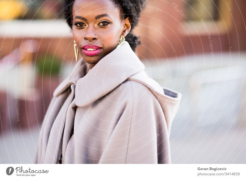 Junge schwarze Frau auf der Straße Ethnizität Windstille Tag Erwachsener sonnig Sonne Afro-Look Mädchen im Freien Amerikaner charmant Freizeit attraktiv lockig