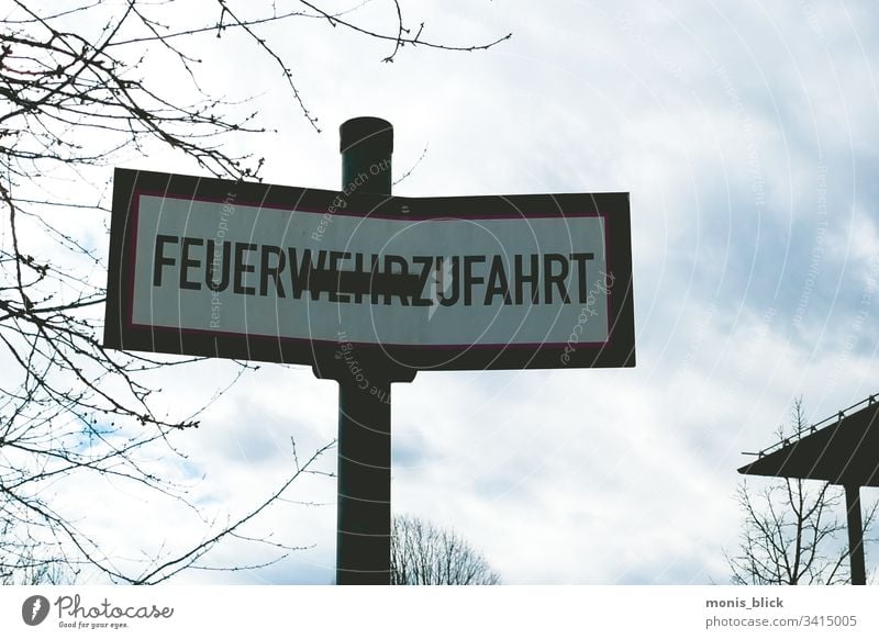 Feuerwehrzufahrt verboten Spassbild Verkehrskegel Absperrung streetstyle Street suburban urbanlovers Subkultur feuerwehrzufahrt Verbotsschild Spaßbild Farbfoto