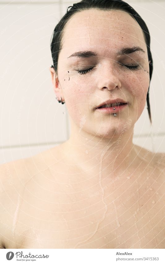 Portrait einer jungen Frau in der Dusche Dessous Unterwäsche Spitze Dekolleté Weiblichkeit Textfreiraum rechts Textfreiraum links Blick nach vorn Porträt