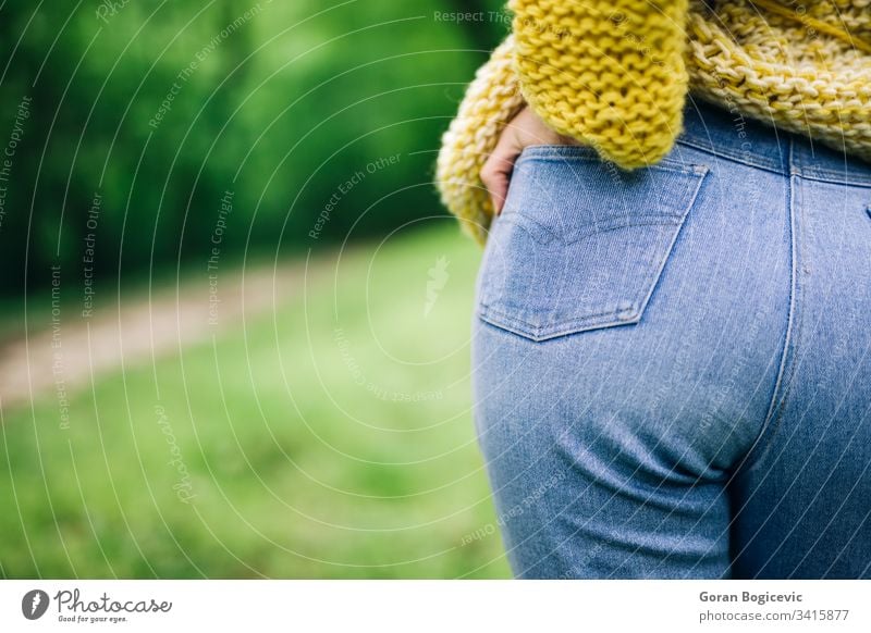 Frauenhintern in Blue Jeans Erwachsener Esel attraktiv Schönheit blau Körper Hintern Gesäß Hand Mode passen hippe Jeanshose Dame Model im Freien Park Person