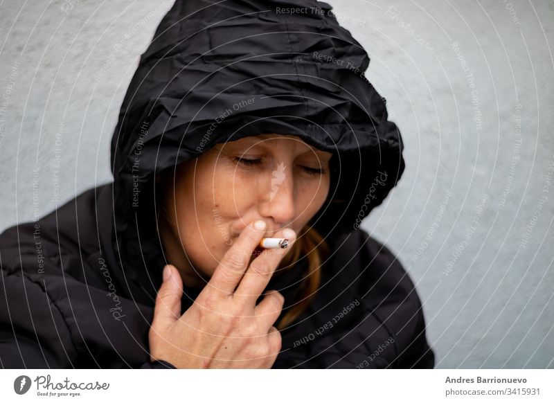 Frau mit Kapuze im Freien Person Tasse attraktiv fallen Mädchen Kaffee Beteiligung Kaukasier Frühling Menschen Hipster modern Hände jung Blick hübsch heiß