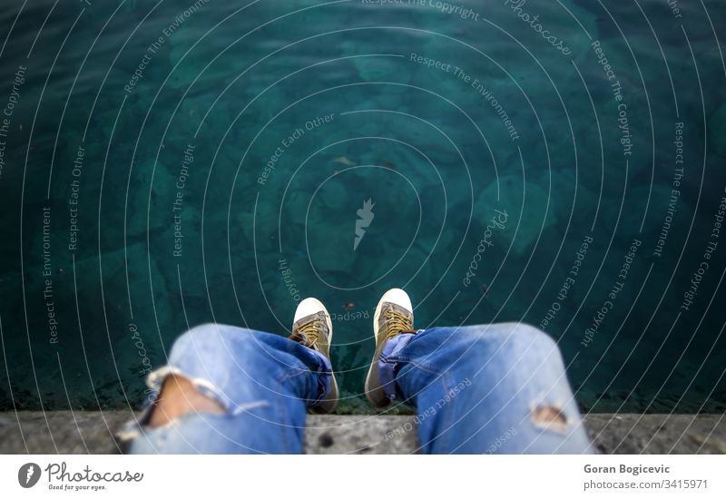 Mann am Rand Jeanshose Gefahr dreckig staubig Saum Fuß Schuhe Leder alt Paar Risiko Selbstmord zwei verwendet altehrwürdig Wasser gerissen