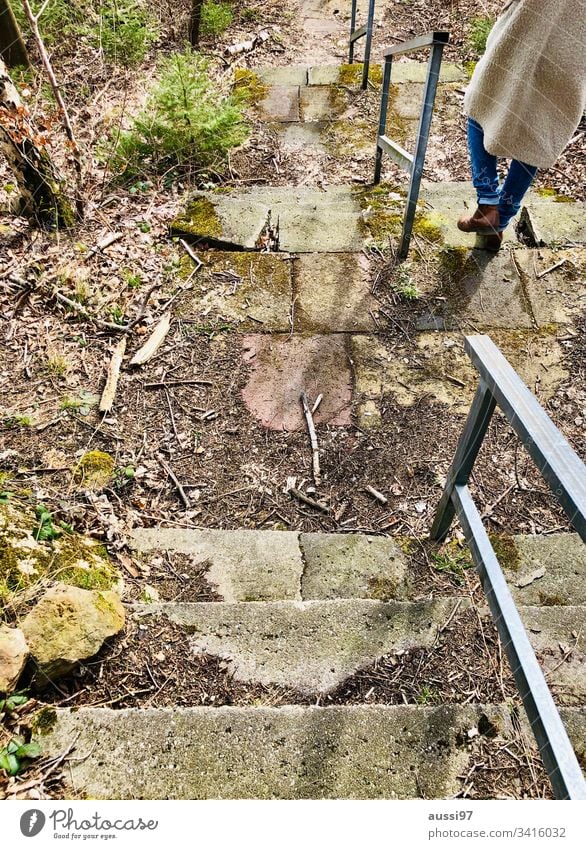 Frau geht eine alte Treppe hinunter Handlauf Steintreppe verwittert überwuchert Abschied Herbst Spaziergang abwärts treppab Wege & Pfade Farbfoto Außenaufnahme