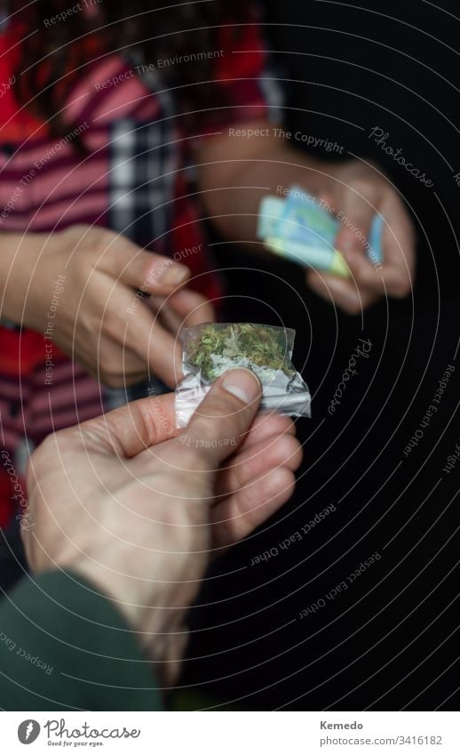 Ego-Sicht auf Menschen, die Marihuana oder Drogen kaufen und bezahlen, isoliert auf schwarzem Hintergrund. Drogenhandel: Verkauf und Kauf von Marihuana.