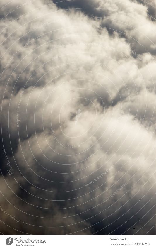 Himmel und Wolken aus einem Flugzeug Ebene Ansicht Fenster Cloud blau oben Air schön Wolkenlandschaft reisen Hintergrund Fluggerät Natur weiß Sonnenuntergang