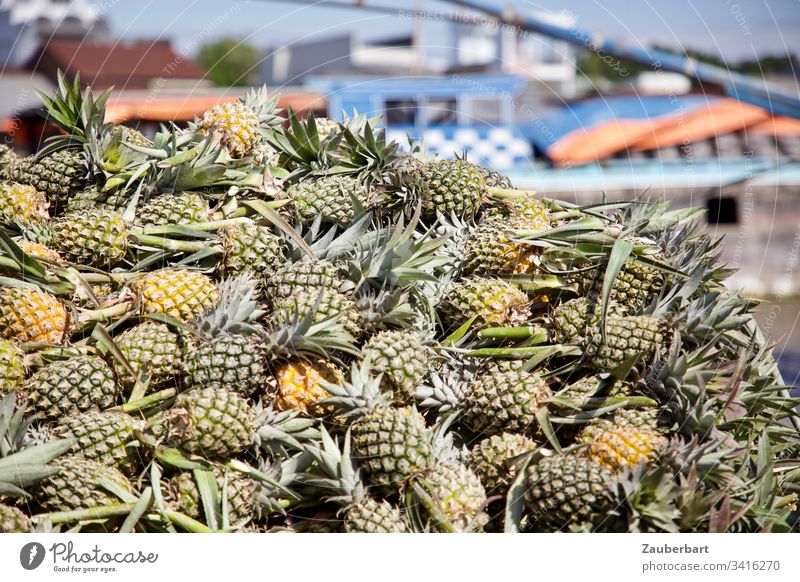 Ein Stapel Ananas auf einem schwimmenden Markt im Mekong-Delta Obst Vietnam grün Lebensmittel Frucht Obst- oder Gemüsestand frisch lecker