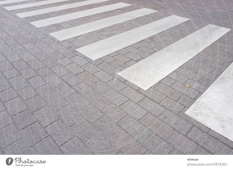 Zebrastreifen auf verkehrsberuhigter Straße Sicherheit Überweg Fußgängerüberweg weiß Streifen überqueren Straßenseite Form Geometrie öffentlicher Raum Verkehr