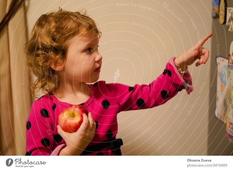 Mädchen, das einen Apfel isst und etwas zeigt schön Business Lebensmittel Vegetarier menschlich Essen leer natürlich Präsentation Kaukasier Ausdruck Porträt