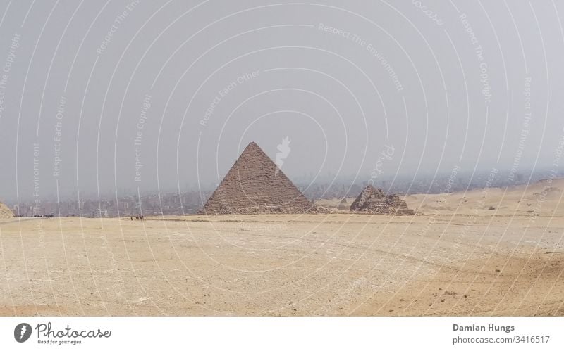 Pyramide vor Kairo Wüste; Kairo; Ägypten Himmel Gizeh Sand Außenaufnahme Pharaonen Wahrzeichen Architektur