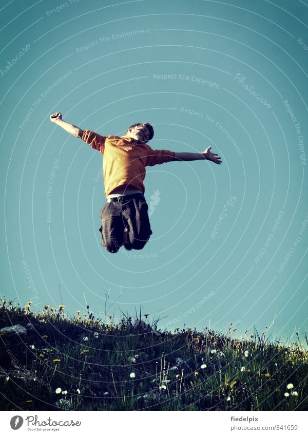 Endlich Sommer springen Wiese Teenager Junge Freude Himmel Jugendliche Mensch Freiheit Gefühle Mann frei Glück glückliche Frühling Frühlingsgefühle