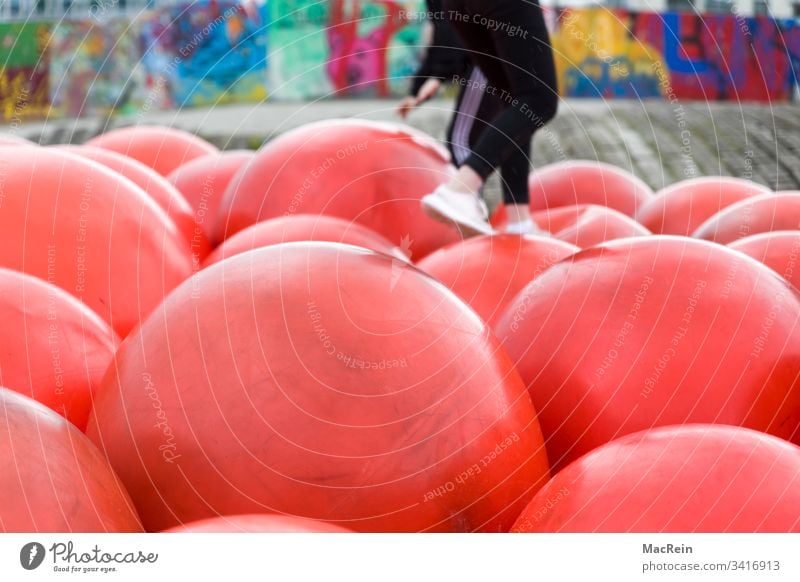 Ballhüpfen ball bälle hüpfball hüpfbälle spiel spielen spielplatz kinder kinderspielplatz spass rot freizeitbeschäftigung