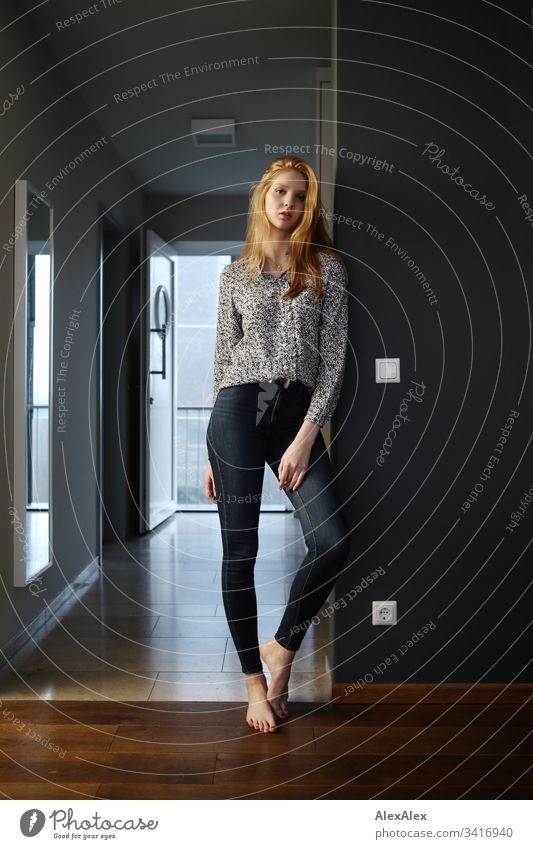 Portrait einer jungen Frau Schlank elegant Stil schön Leben Wohnung Raum Junge Frau Jugendliche Gesicht 18-30 Jahre Erwachsene langhaarig beobachten Blick