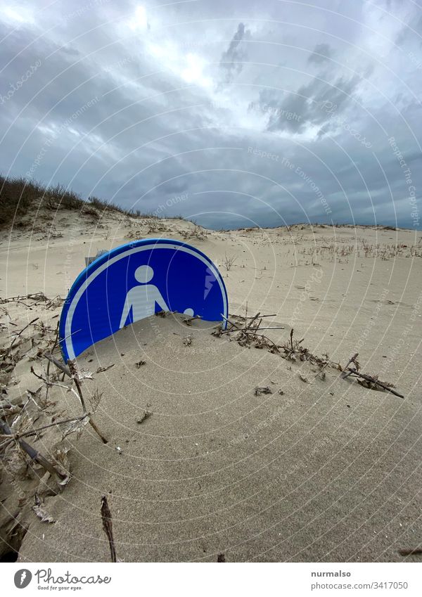 Beziehungsuntergang Sand Strand schild Symbol familie seegrass verschüttet blau reflektieren stürmisch wind vergraben unsichtbar unkenntlich mutter vater kind